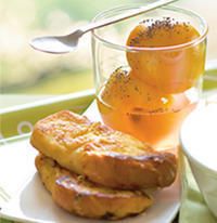 Nectarines pochées, brioche dorée